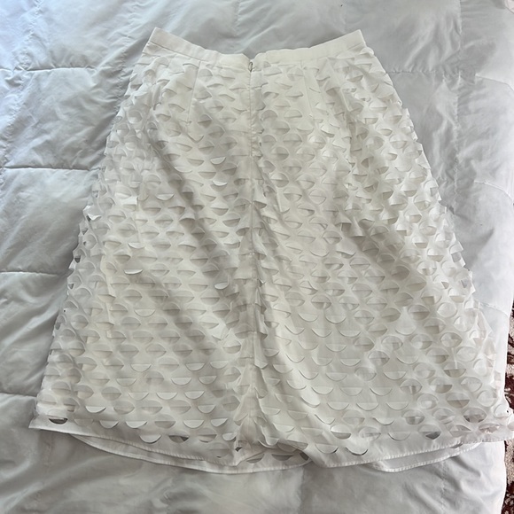 J Crew white skirt. Outer layer is cut out muslin, and lined with soft cotton. - Picture 2 of 5